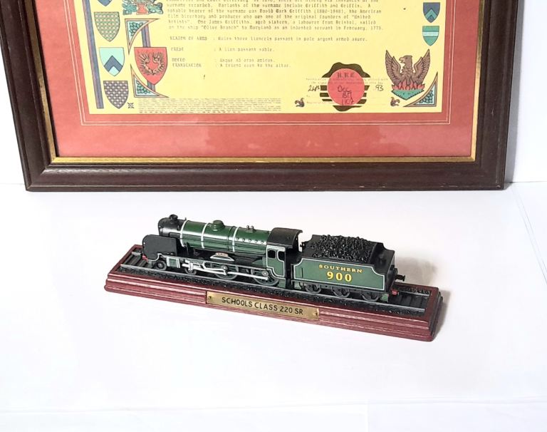 MODEL LOCOMOTIVE on a PLINTH - ETON SCHOOLS CLASS - VERY GOOD