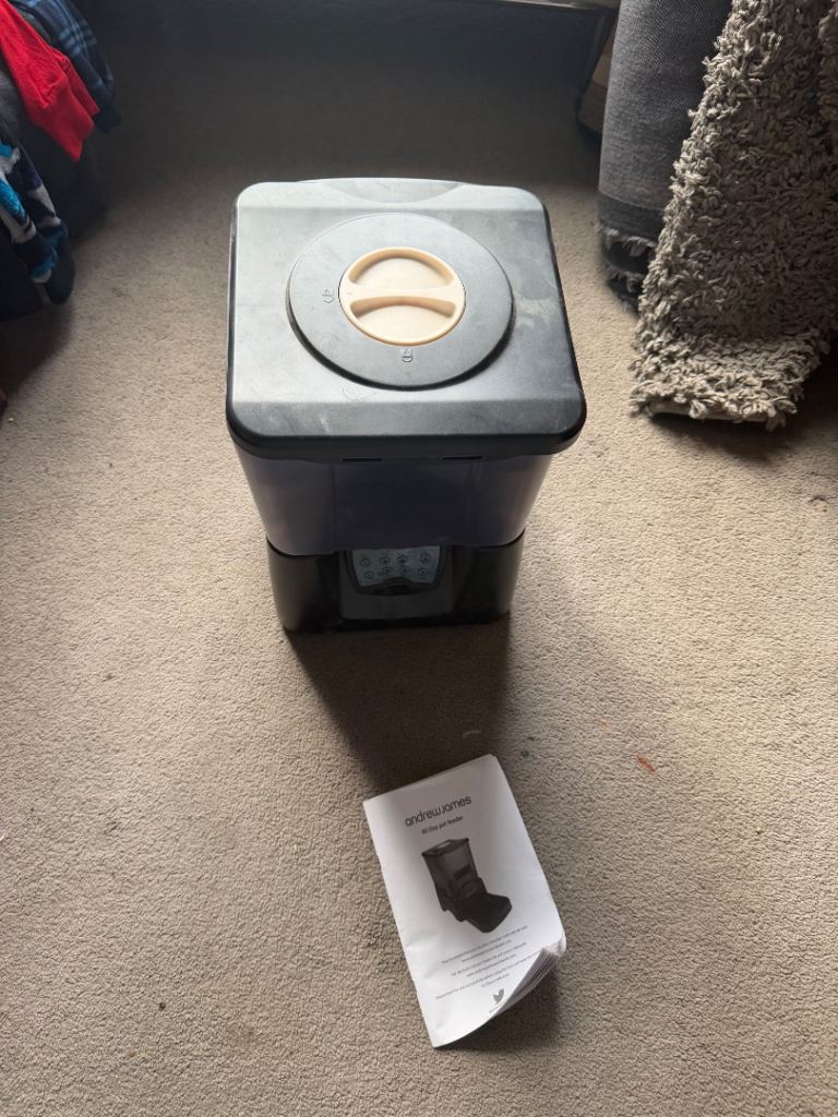Dog Feeder - Andrew James