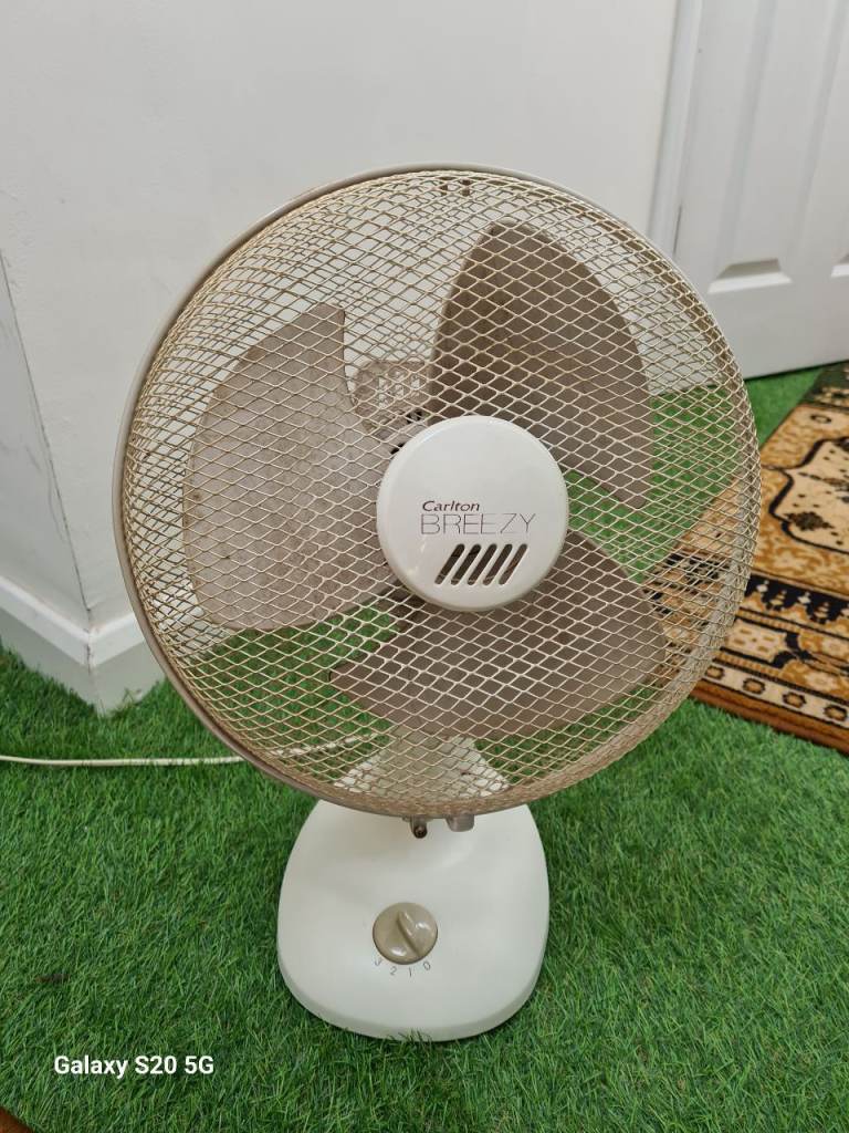 Oscillating desk fan