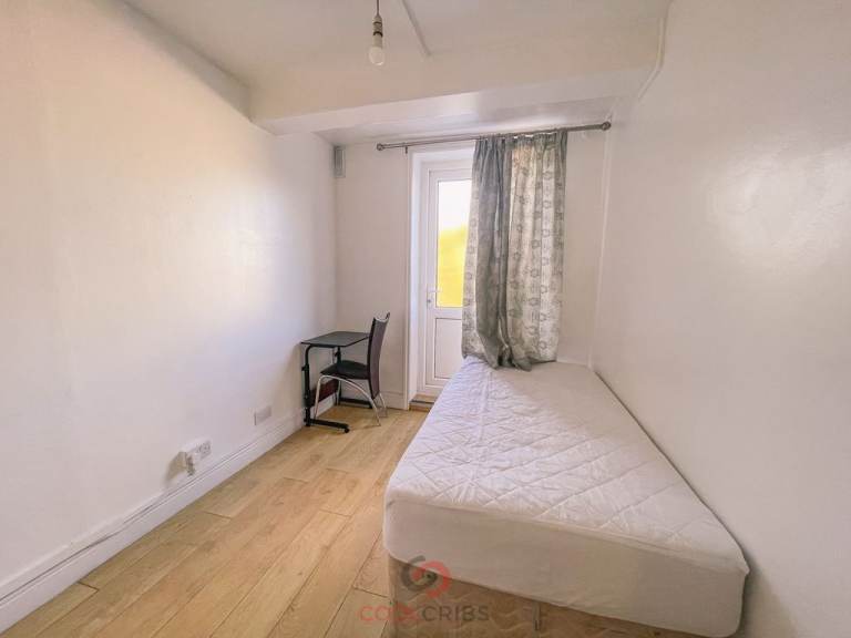 Studio with a private terrace, ideally located on Kember Street in Islington.-Ref: 1595