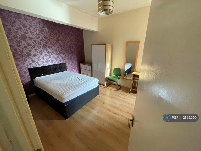 2 bedroom flat in Chapel Ash, Wolverhampton, WV3 (2 bed) (#2862960)