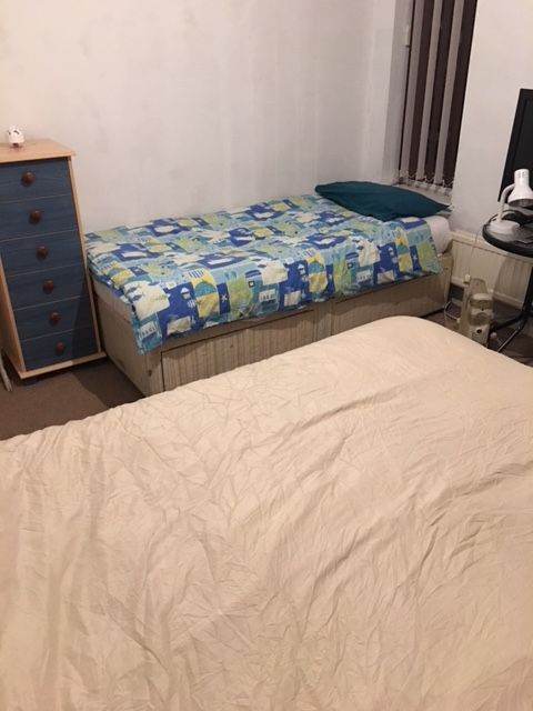 Twin room (Room with 2 beds), close to University. Available NOW. £80p/w each