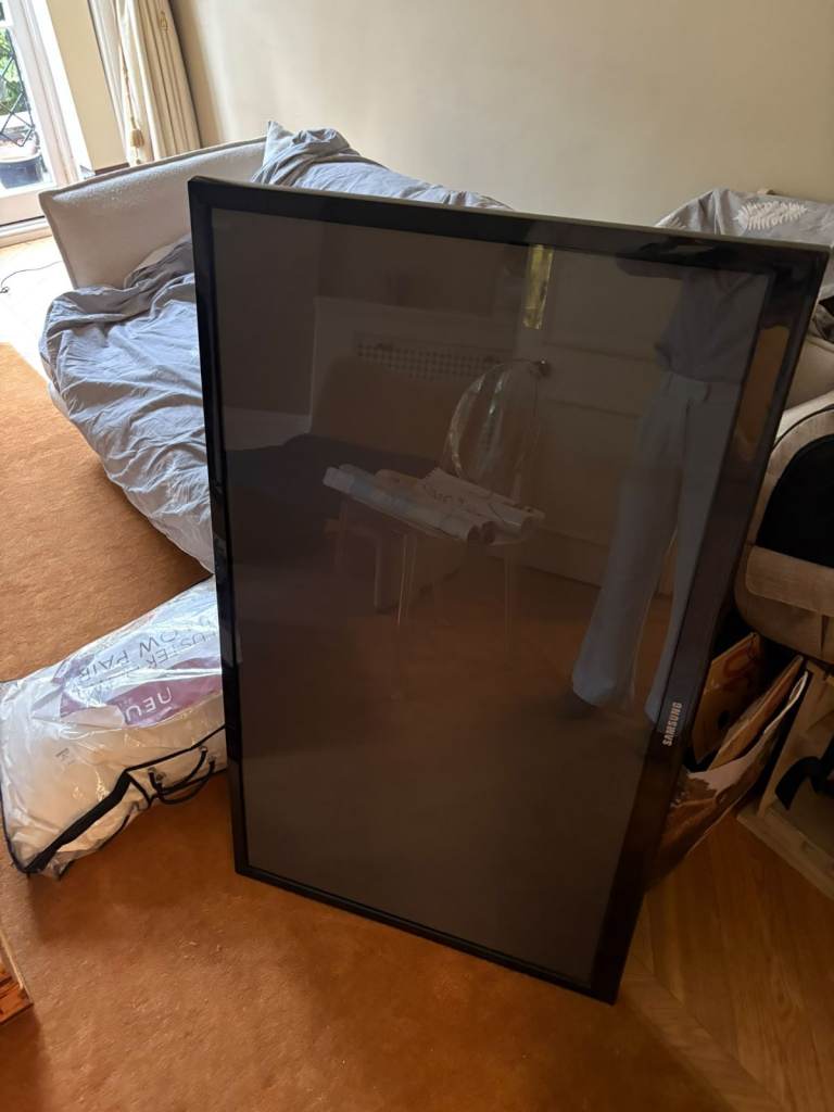 Samsung TV + remote + wall mount - £200