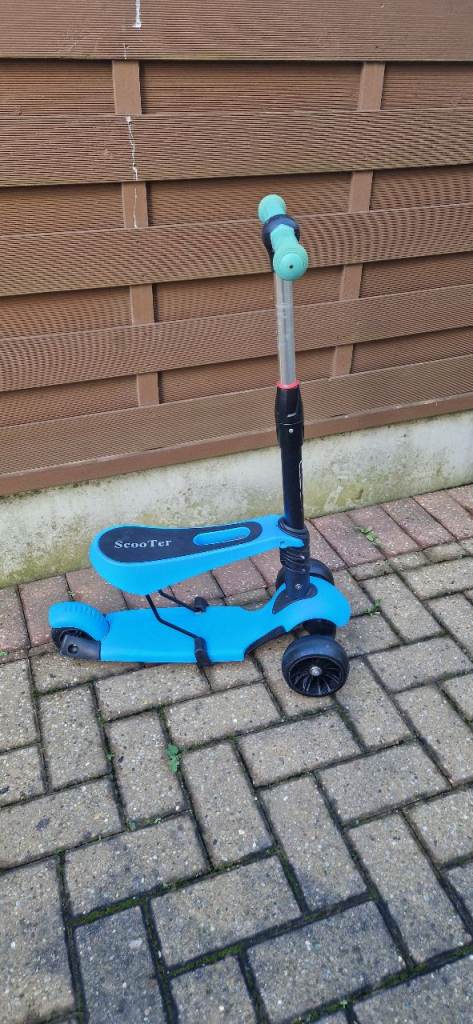 THREE WHEEL KICK SCOOTER. LED LIGHT UP WHEELS. EXCELLENT CONDITION.