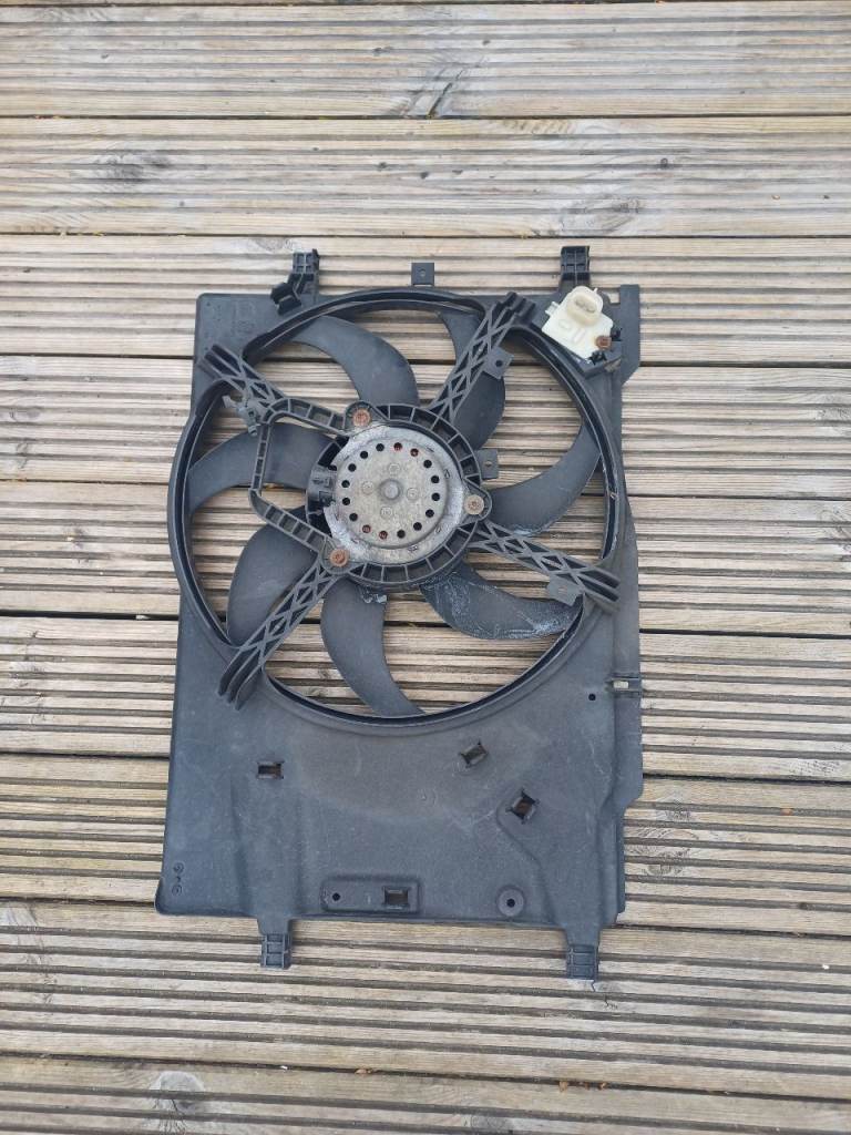Radiator fan assembly with A/C