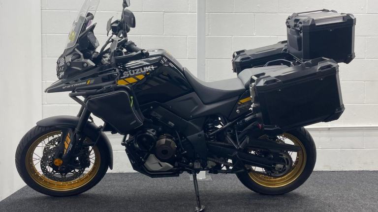 SUZUKI DL1050 TOUR ** FULL LUGGAGE - ENGINE BARS - 12 MONTHS MOT **