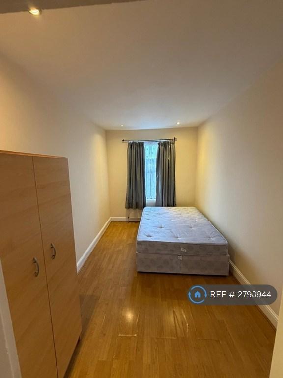 2 bedroom flat in Friern Barnet Road, London, N11 (2 bed) (#2793944)