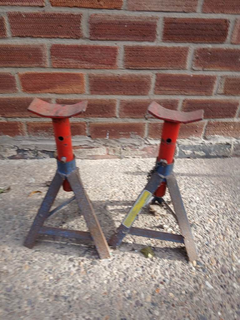 Trolley jack and jack stands 