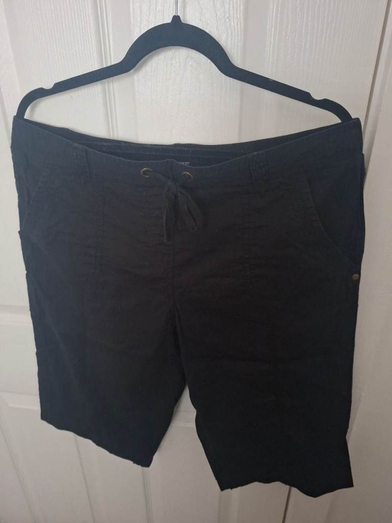 Black Knee-Length Shorts. Size 14.  Elasticated Waist. Belt Loops. 2 front pockets & 2 back pockets