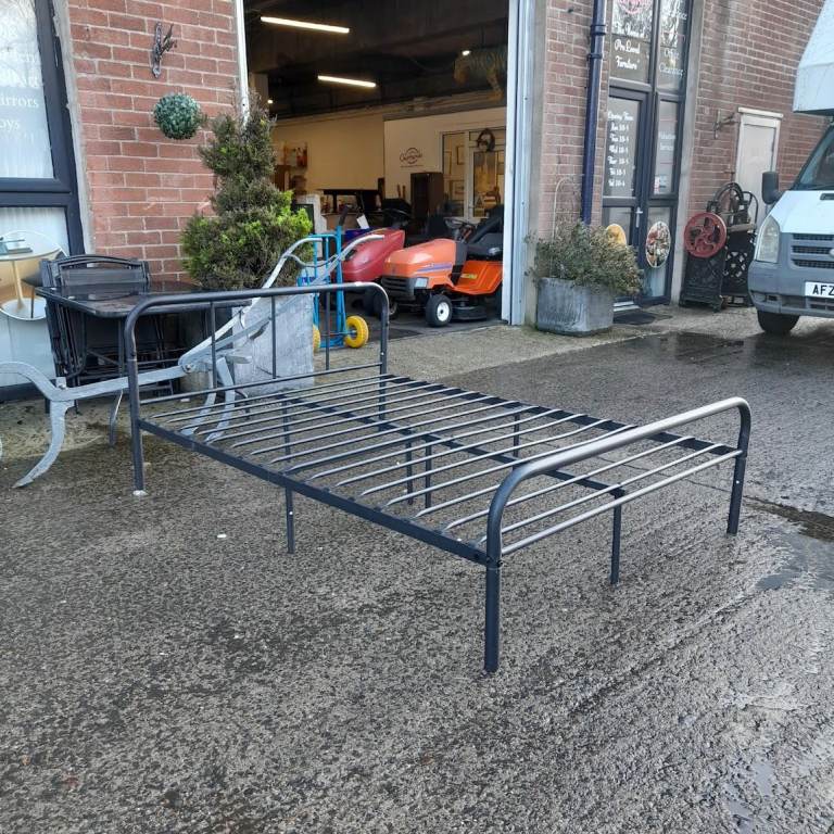 Black metal double bed frame, Ref:19670 £65.00