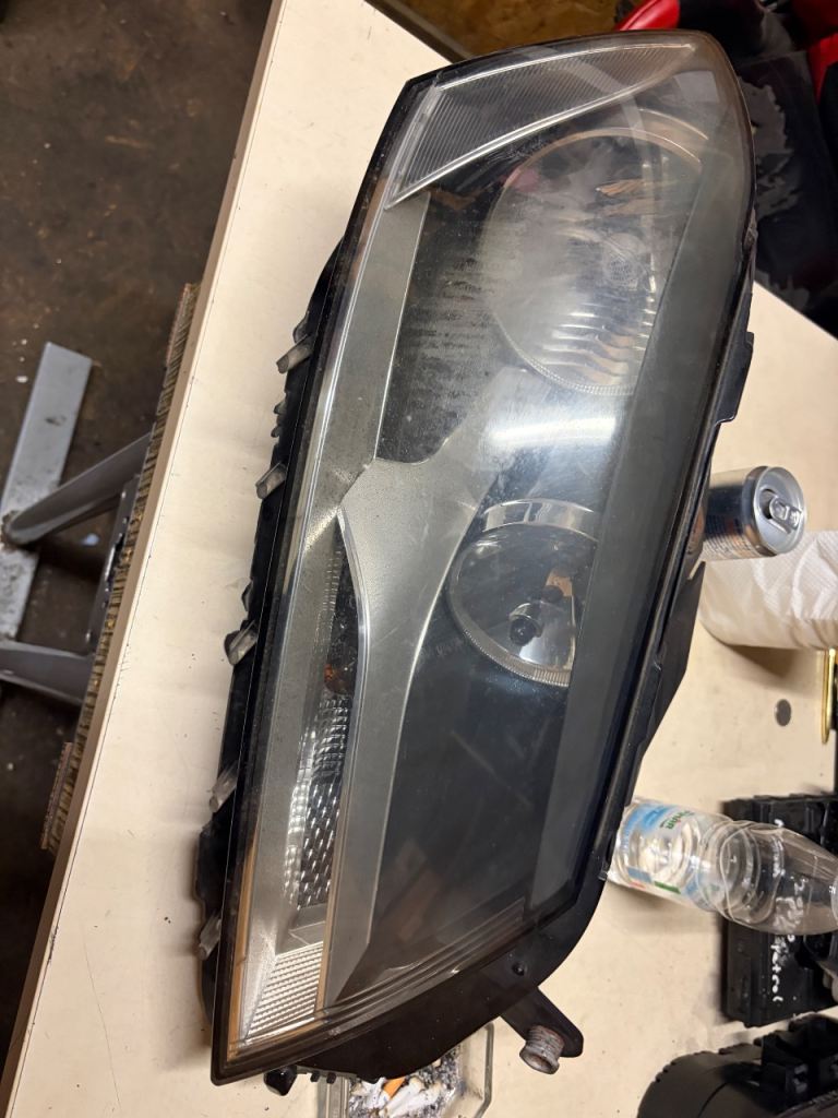 2013. VW. Passat. Drive. Side. Headlights. Good condition. Working 