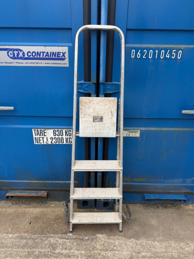 Step ladder 4 steps in total used condition