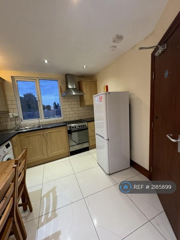 2 bedroom flat in Rye Lane, London, SE15 (2 bed) (#2185899)