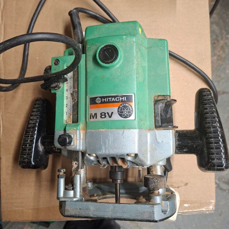 Hitachi plunge router