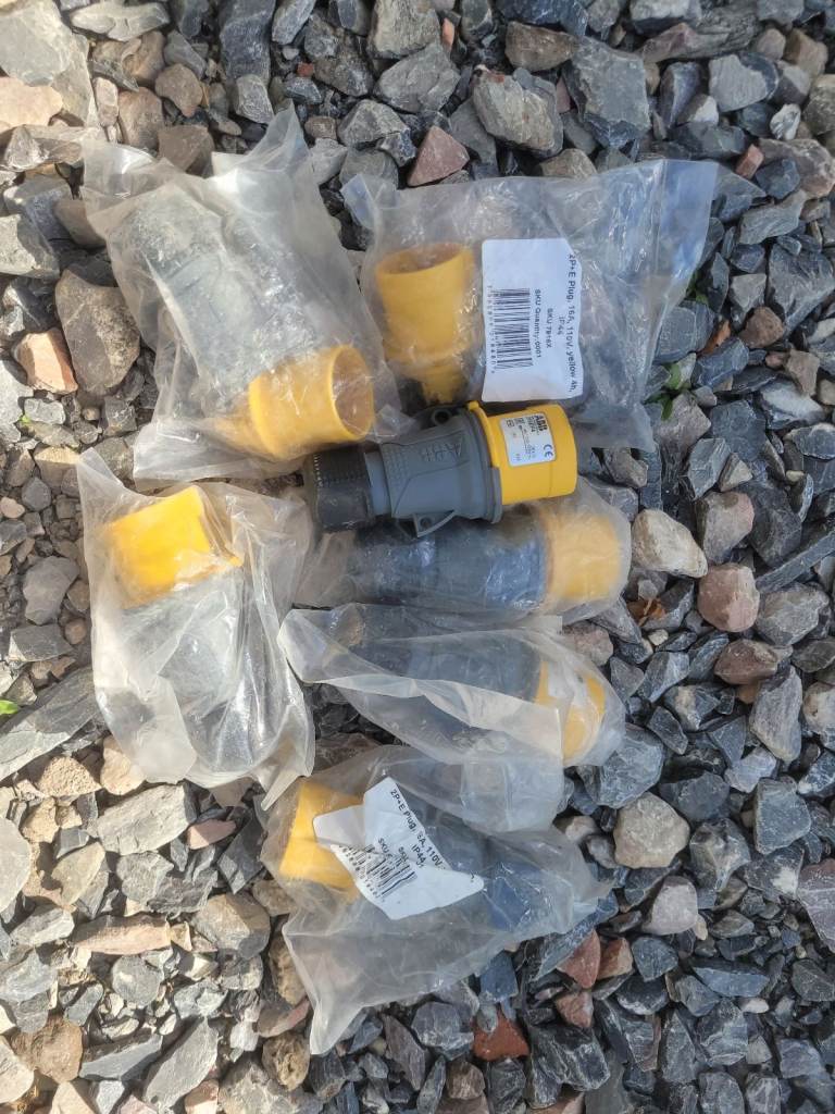 110 v plugs x 7 New
