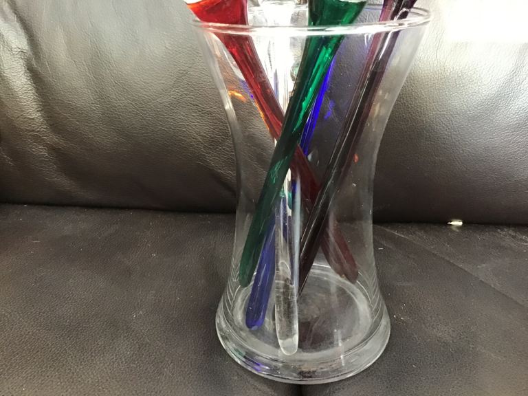 Clear Glass Vase with 6 Coloured Champagne Flutes – As Good As New
