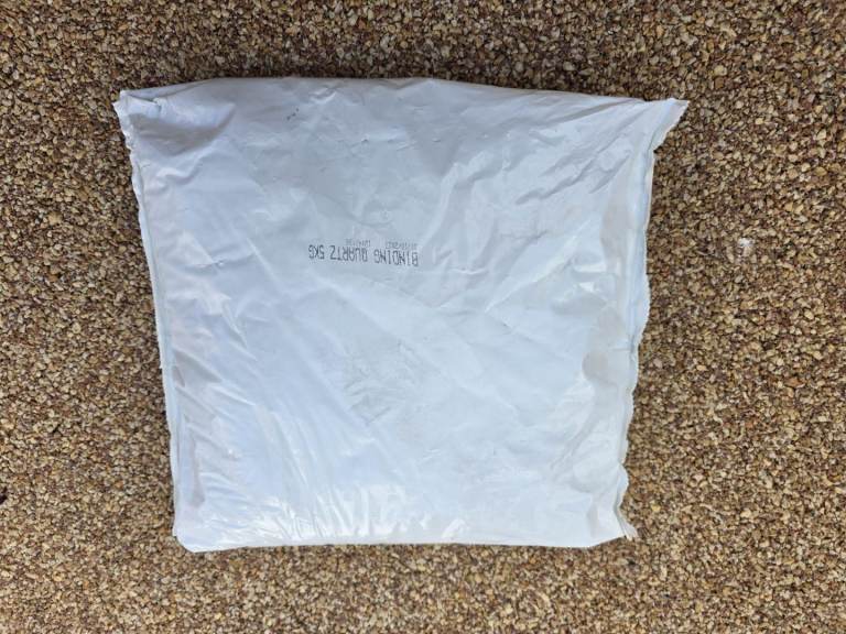 New 6 bags of 5kg each "Binding Quartz"