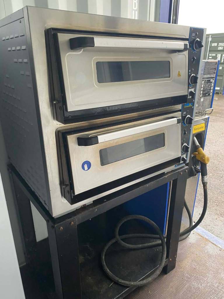 Free Delivery, Commercial Pizza Oven and stand £395
