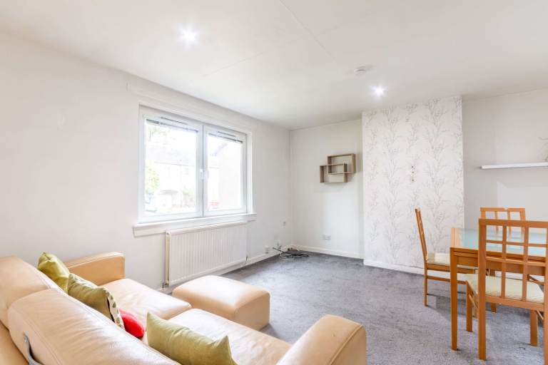 Bright and spacious, 2 bedroom, ground flat in South Gyle – available March