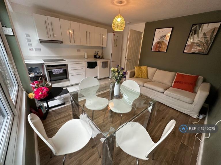 1 bedroom in Exhibition Close, London, W12 (#1546075)