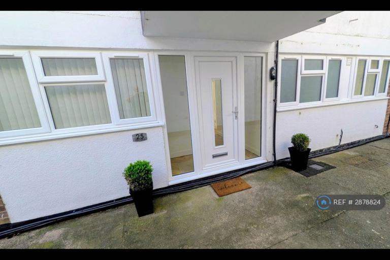 2 bedroom flat in Oakham, Dudley, DY2 (2 bed) (#2878824)