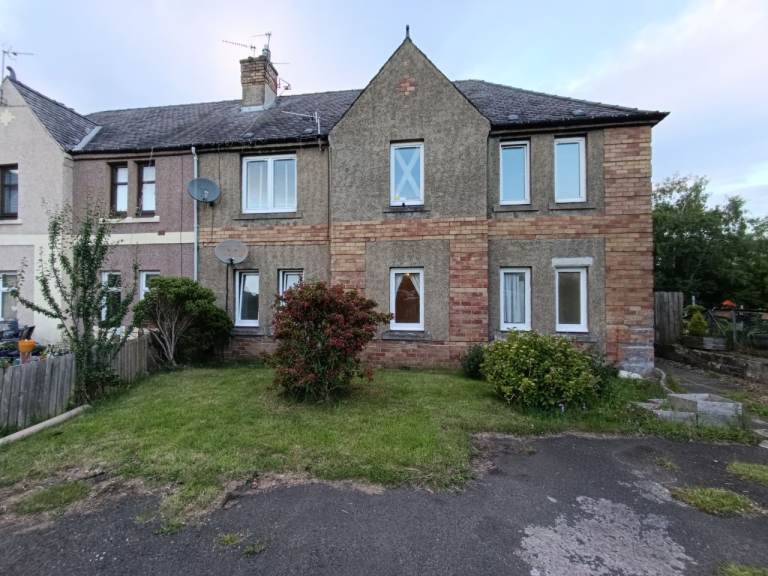 3 bedroom flat in Halkett Crescent, Dunfermline, KY11