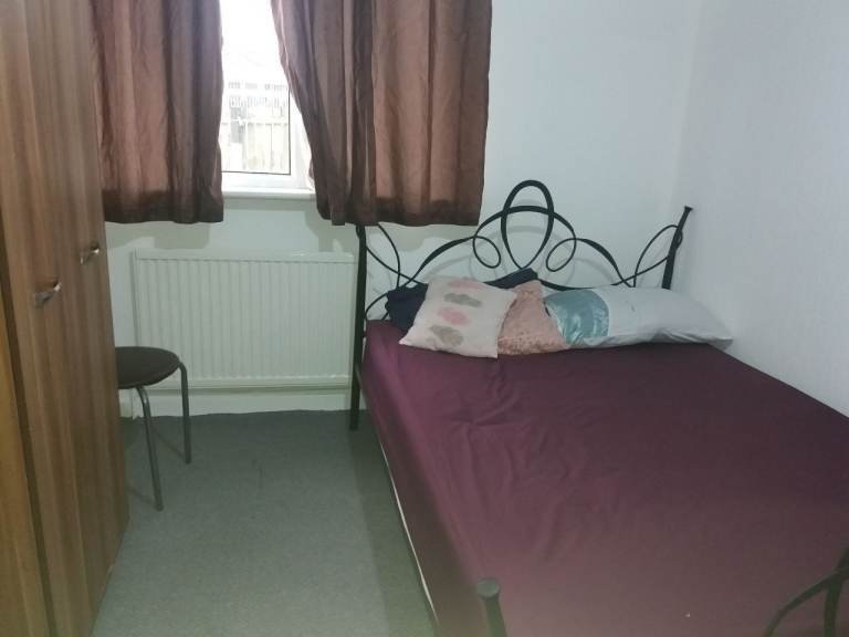 Spacious room for  in livingston near tesco warehouse/aldi/lidle /St Johns hospital