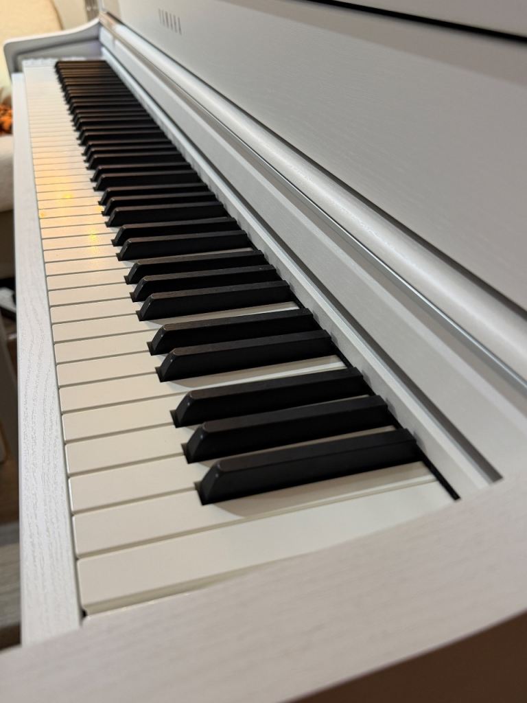Yamaha CLP735WH Clavinova Digital Piano White Wood
