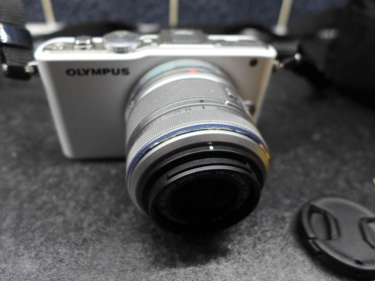 Olympus pen lite E-PL3 white with lens