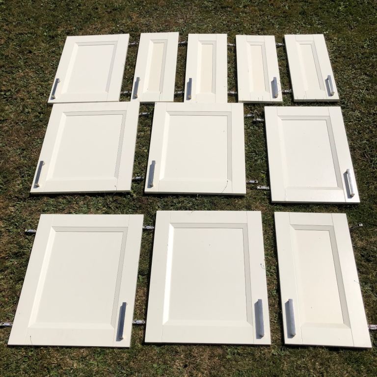 11 x White Kitchen Cupboard Doors with Handles Hettich Germany (RRP New £500)