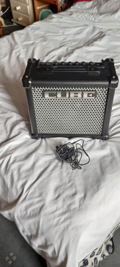 ROLAND cube 10Gx QUALITY electric guitar amplifier LIKE NEW