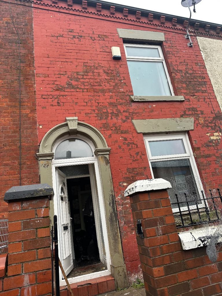 3 Bedroom house to rent in Oldham Near Manchester OL8 2BT