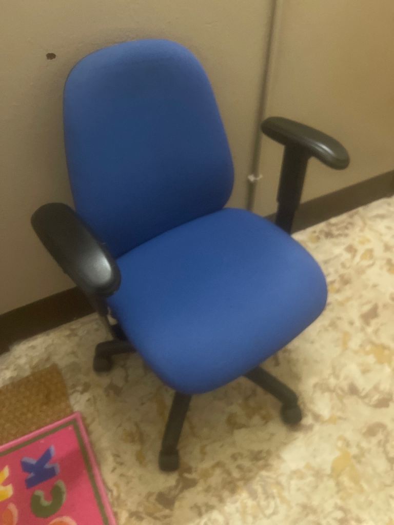 Blue desk chair in great condition 