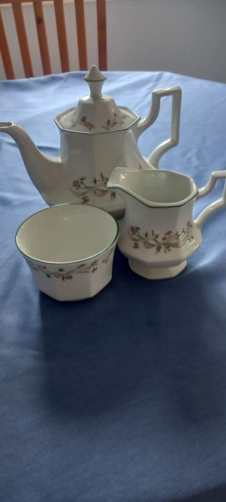 Eternal beau teapot ,sugar and cream 