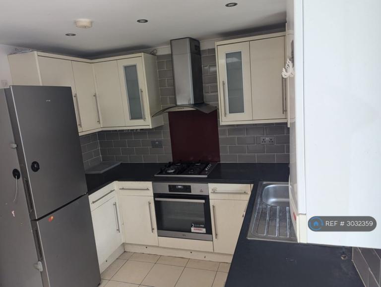 2 bedroom flat in Including Bills, Romford, RM1 (2 bed) (#3032359)