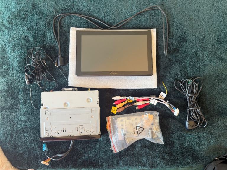 Pioneer 10.1” CarPlay Head Unit SPH-EV0107DAB – Like New – £800 Retail