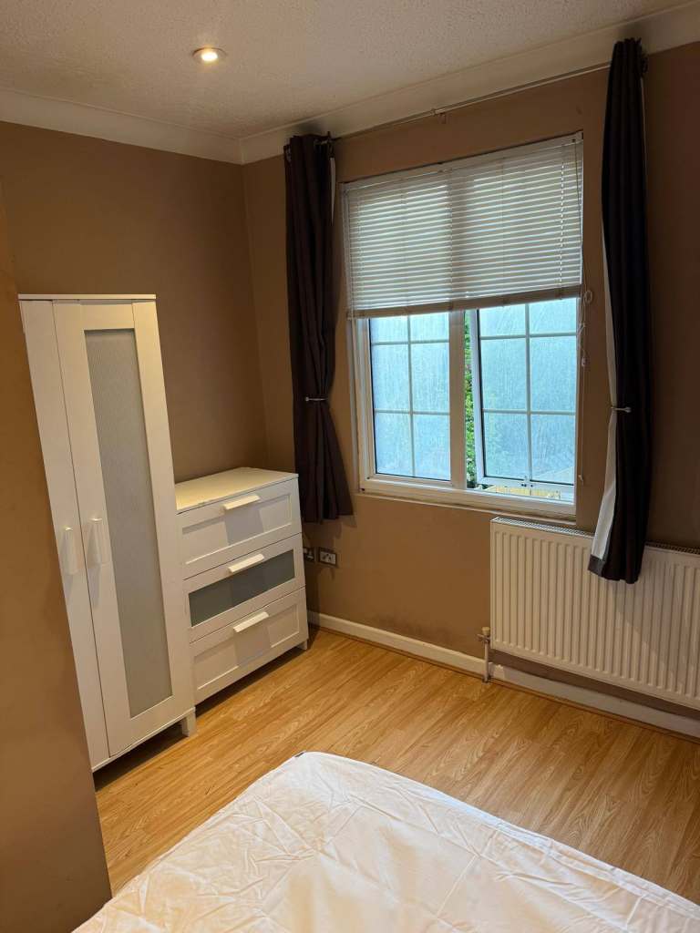 Room with own shower room  to rent in High Town rd  LU2 0BZ
