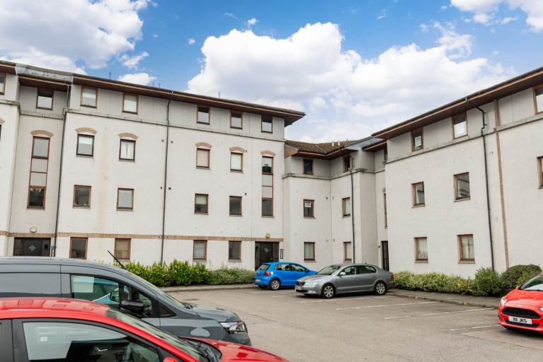 One Bedroom Flat, Top Floor , great views , dedicated parking, central