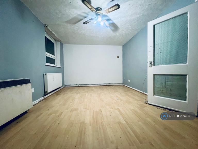 2 bedroom flat in Gaitskell House, London, E6 (2 bed) (#2741818)