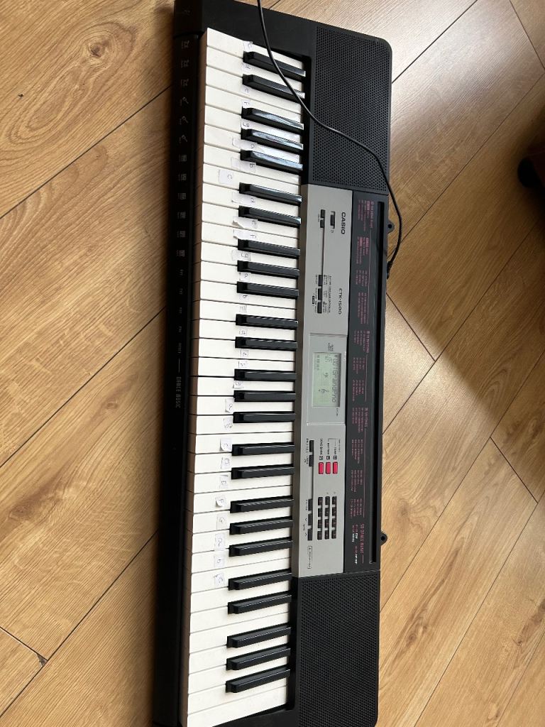 Casio  61 key Electronic keyboard piano with power supply and built in speakers and 100 song bank 