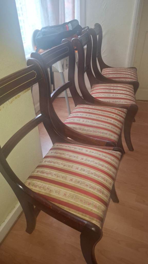 Mahogany Extendable Dining Table with Chairs – Good Condition