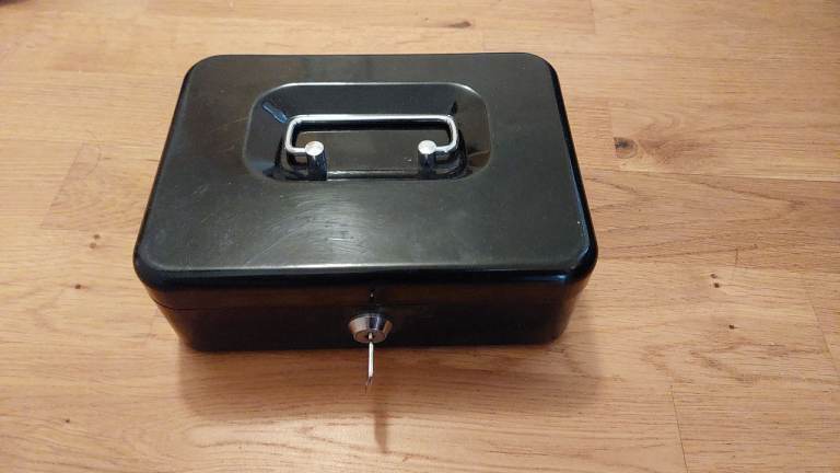Cash box with key - as good as new
