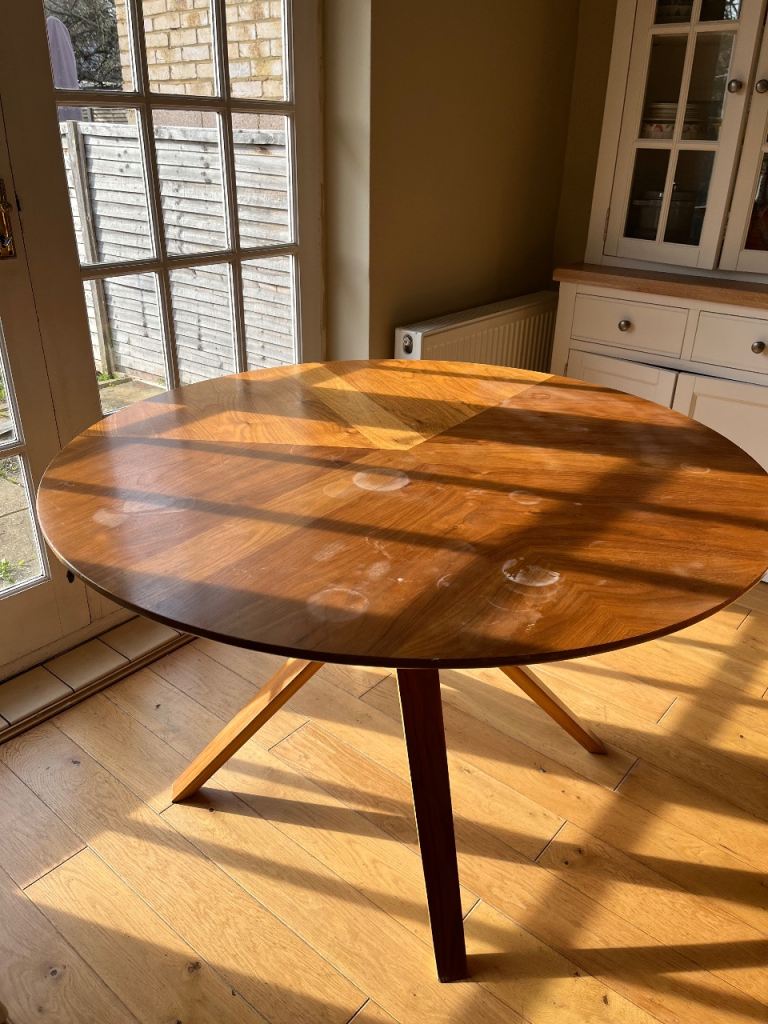 Round dining table 120cm diameter 