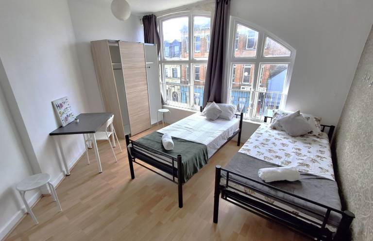 Large Double room to let in a shared flat near the Triangle, Bournemouth. 