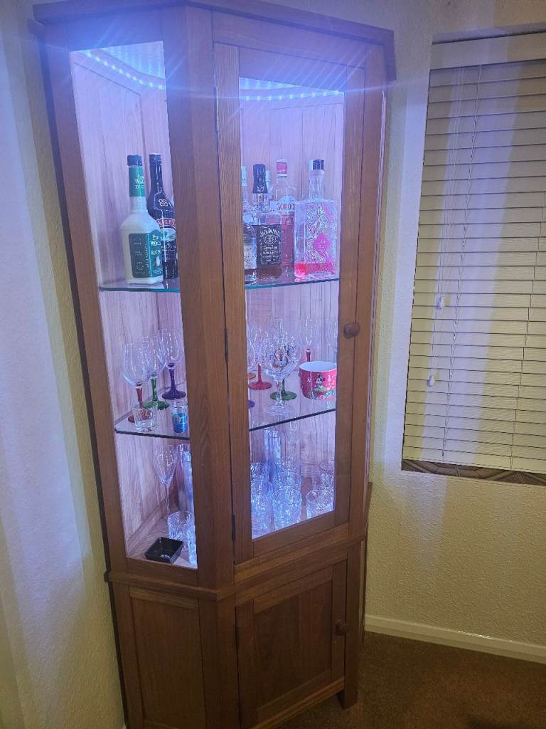 Corner cabinet