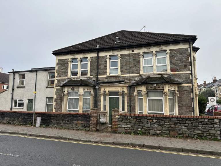 Large double room to rent on Ashley down road. The rent includes bills. Only for 1 person.