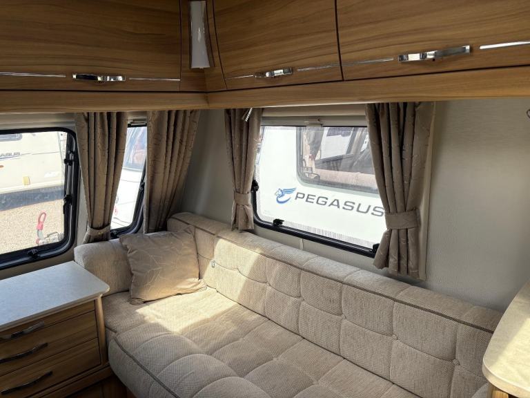 ELDDIS AVANTE 462 - 2 BERTH CARAVAN WITH END WASHROOM AND MOTORMOVER