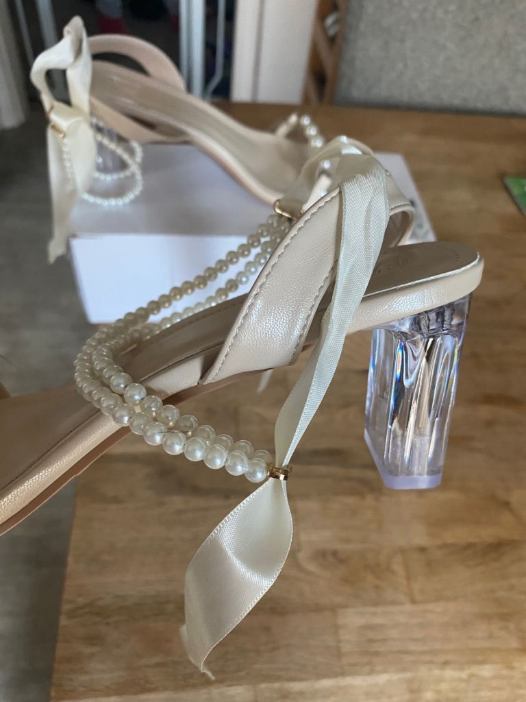 Glass type heeled sandals 