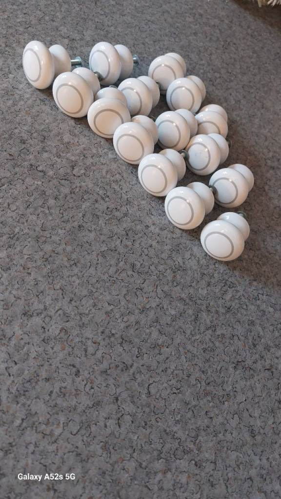 White/grey ceramic door knobs