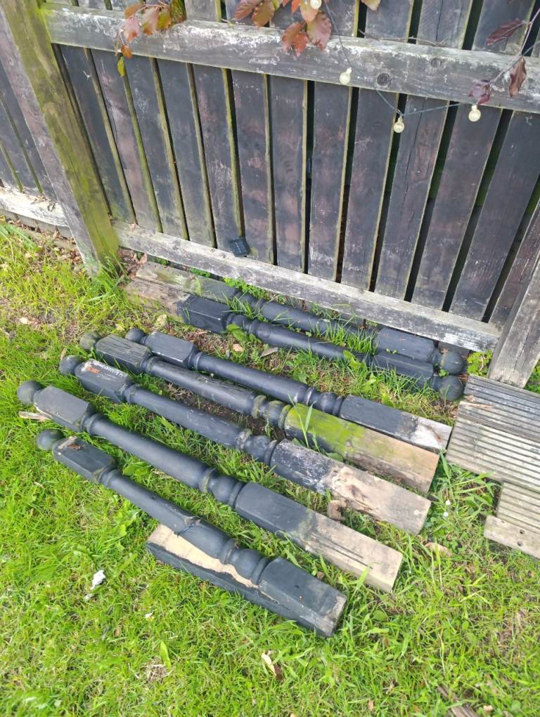 5 newel posts,1 in 2 Half's  and approx 25 spindals